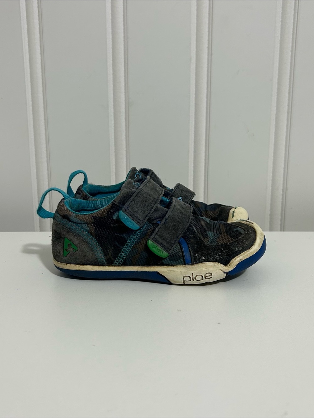 Plae ty blue cam strap sneakers